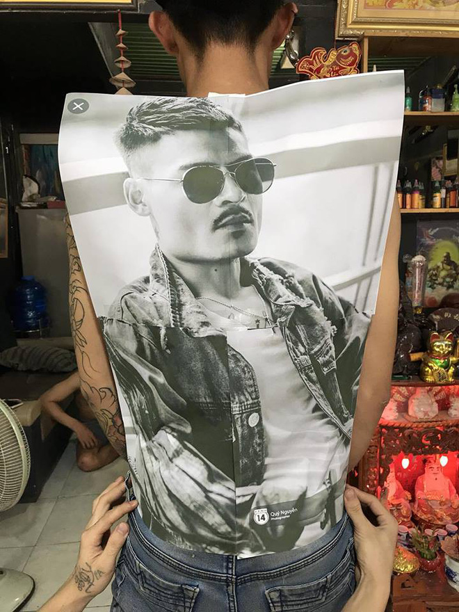 Trực tiếp xăm hình Hoa Vinh kín lưng khách, thợ xăm gây nhiều thị phi lên tiếng